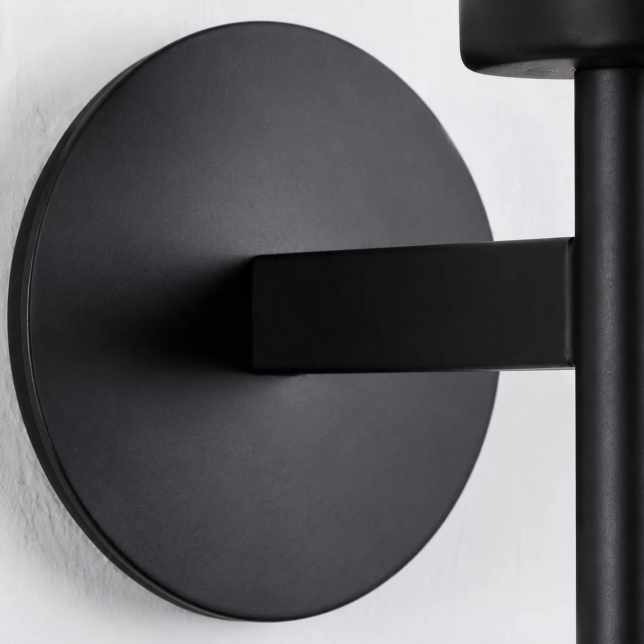 Painted iron frame and round wall plate