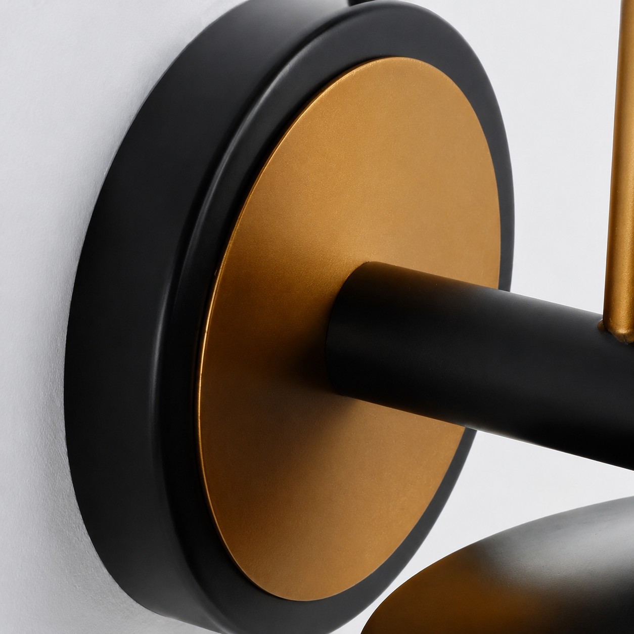 Round black and gold wall plate detail