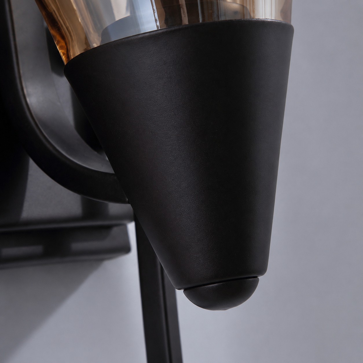 Black metal cup and curved support finish detail